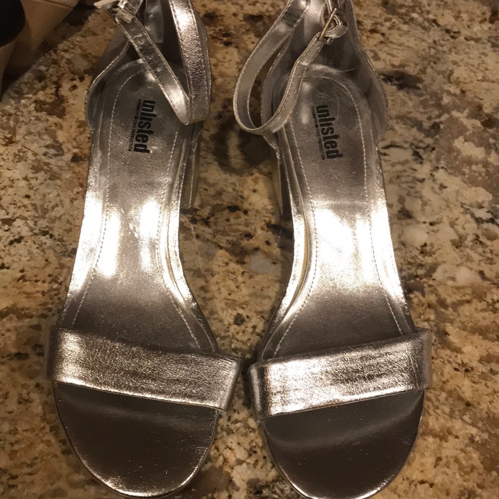 New NWOT Unlisted silver shoes, size 6.5